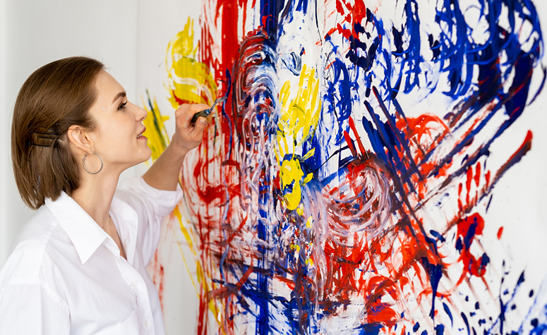 Therapist at rehab treatment clinic demonstrating art therapy