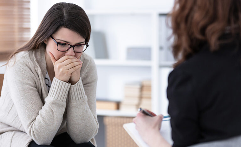 Women in therapy session working through her somatic syndrome problems