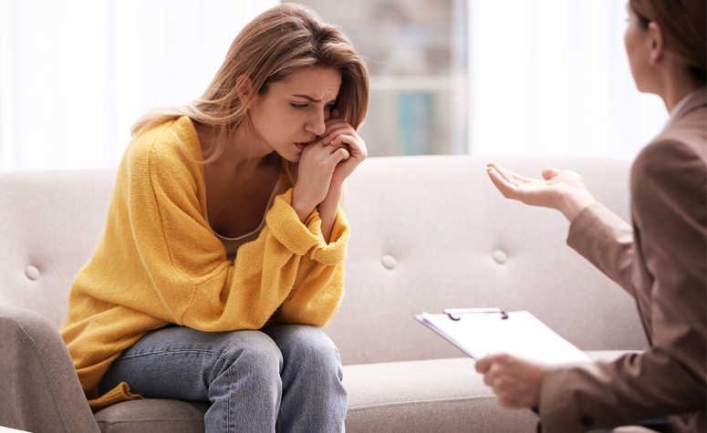 Women working with an expert therapist in dry drunk syndrome